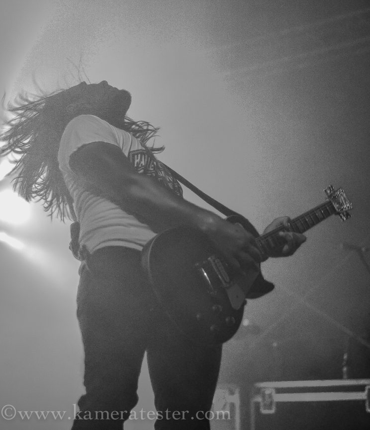 Gitarrist beim Rockkonzert als schwarz weiß Foto