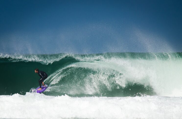 Surfer in den Wellen des Atlantiks